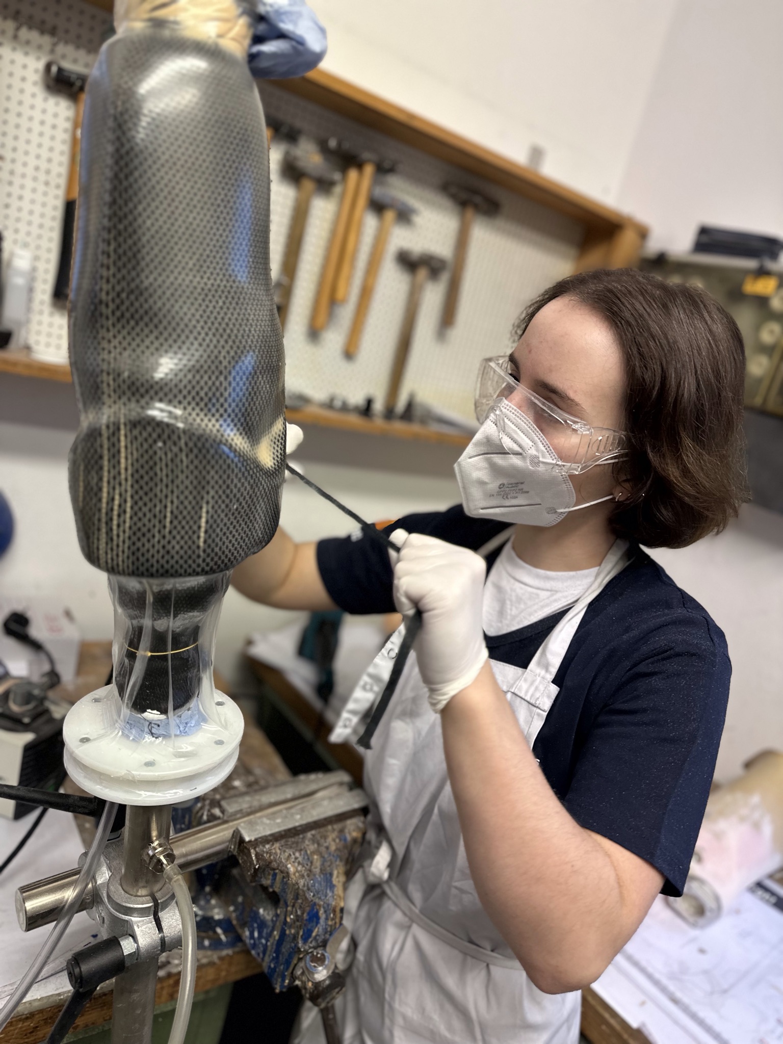 Prothesenanpassung an der Maschine