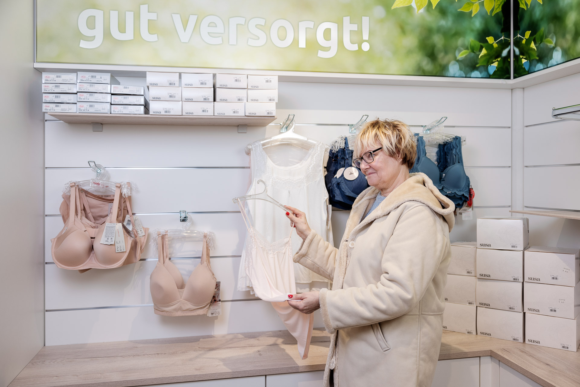 Kundin bei Beratung im Ladenlokal