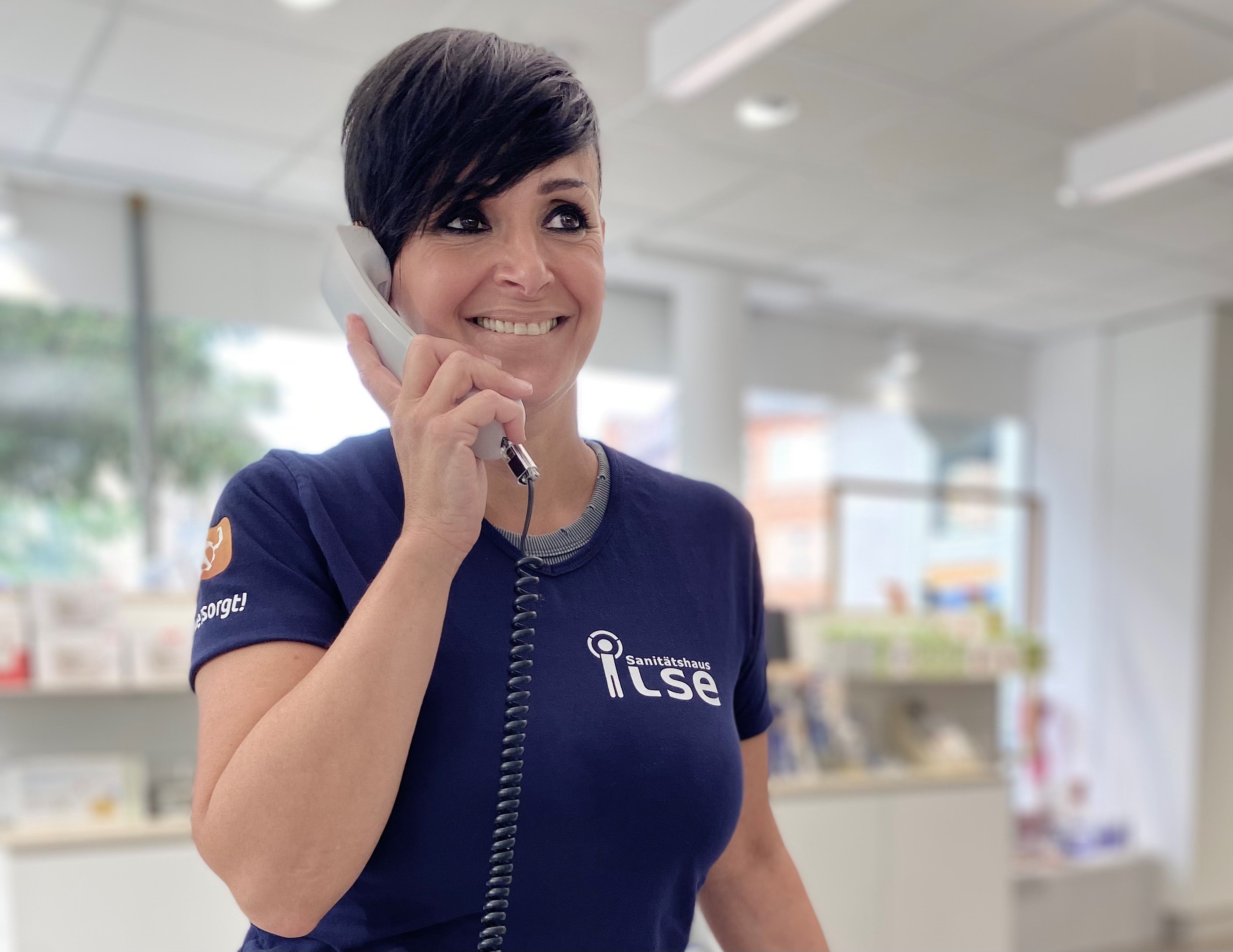 Mitarbeiterin am Telefon