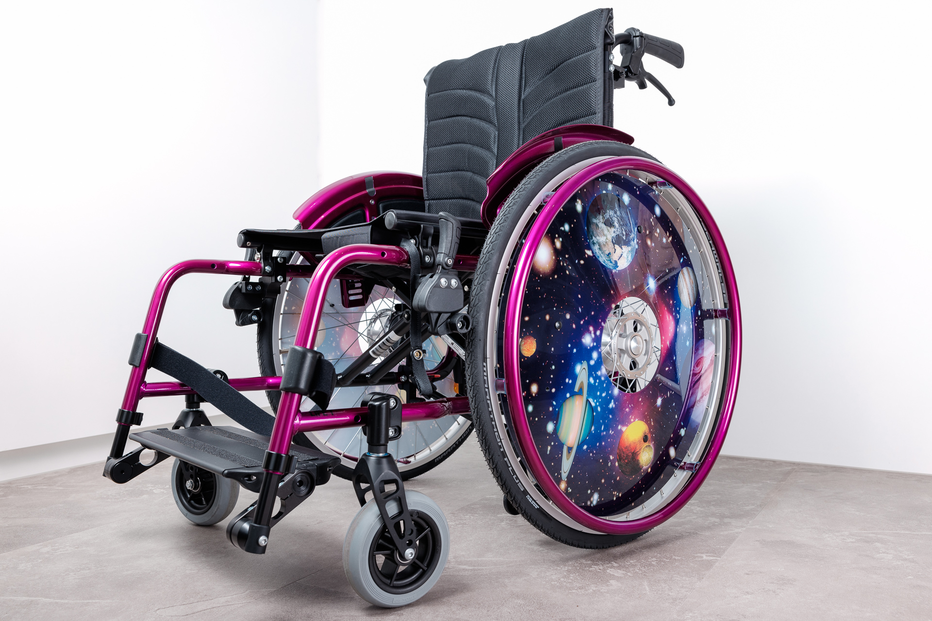 Rollstuhl mit Reifenverkleidung